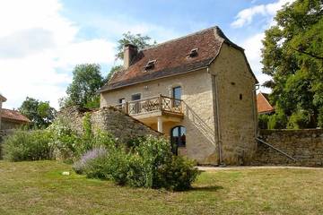 Gîte pour 4 personnes, avec balcon et jacuzzi ainsi que jardin et piscine dans le Lot