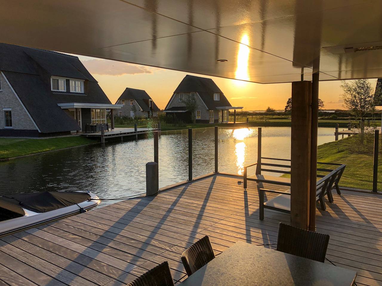 Villa am See mit Terrasse in Delfstrahuizen, Friesland