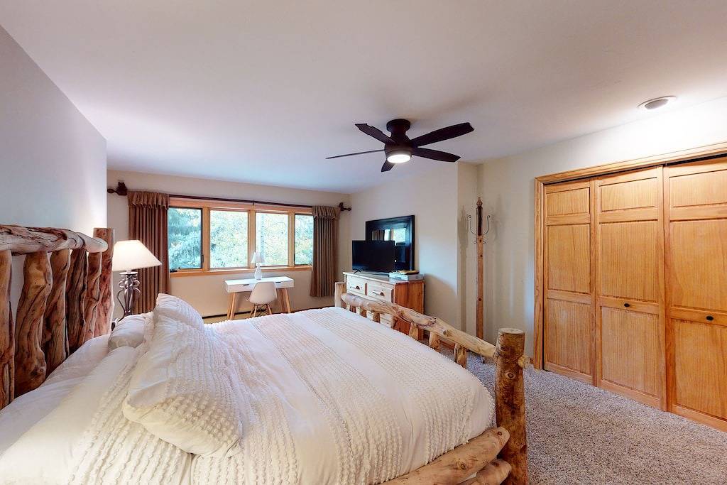 Ganze Wohnung, Beaver Creek West Condo with Heated Pool, 3 Hot Tubs & Shuttle to the Slopes in Avon, Beaver Creek