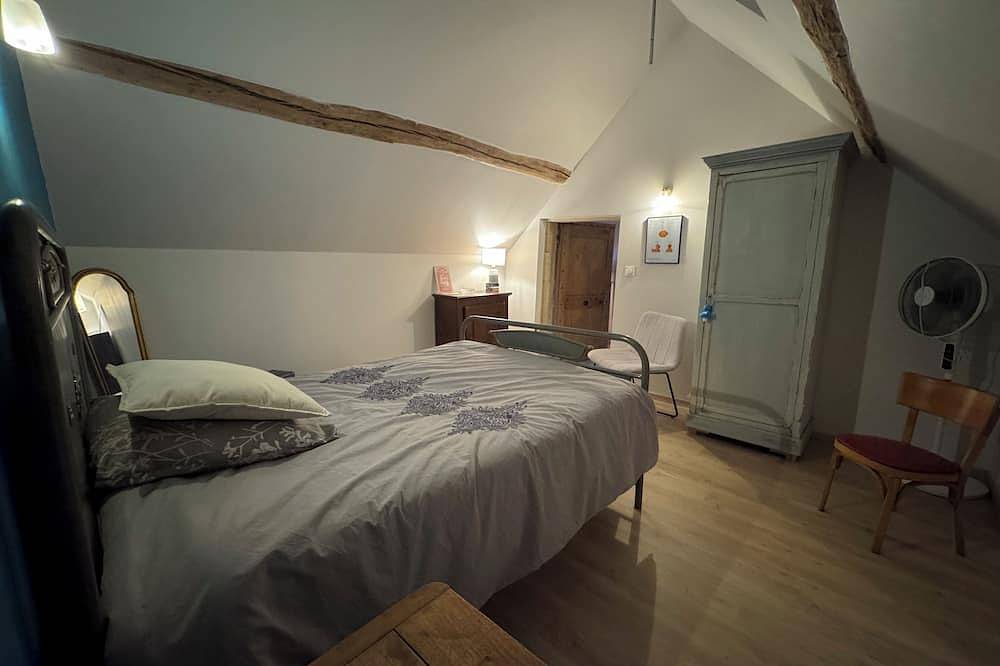 Gîte indépendant pouvant accueillir jusqu'à 6 personnes, situé dans une forêt. in Saint-Parize-le-Châtel, Nièvre