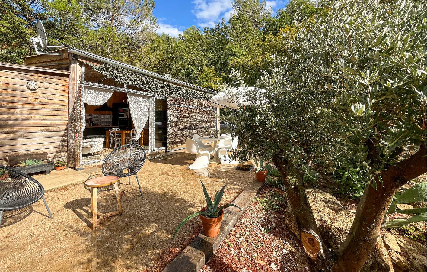 Modern Apartment with WiFi, AC, Parking & Terrace 2km from Aurons in Salon-de-Provence, Aix-en-Provence region