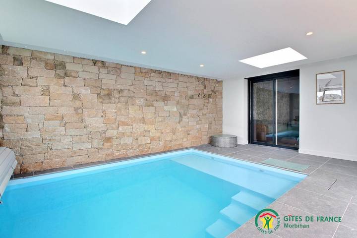 Gîte pour 12 personnes, avec terrasse ainsi que jardin et piscine à Plouhinec (Morbihan) - 2