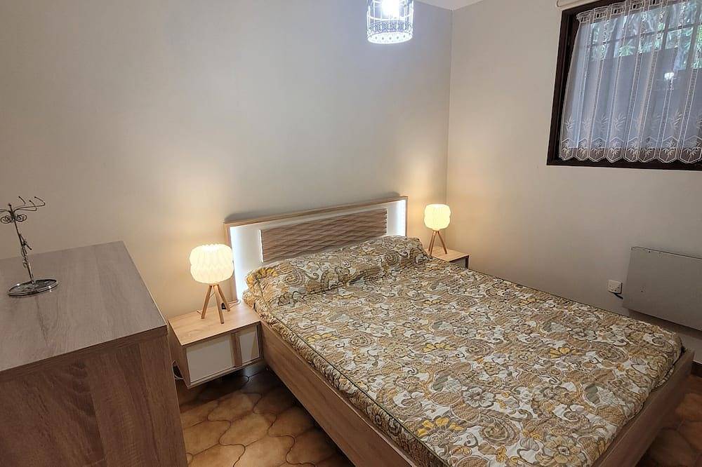Ganze Wohnung, 3-room villa with garden. in Grasse, Cannes und Umgebung