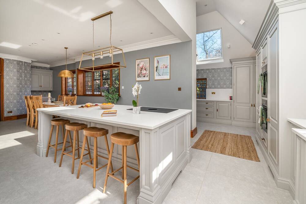 Luxury Period 7 Bed Mansion near Warner Bros in Watford, Hertfordshire