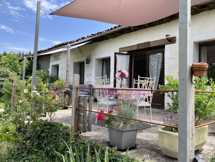 Gîte pour 4 personnes, avec piscine à Brossac