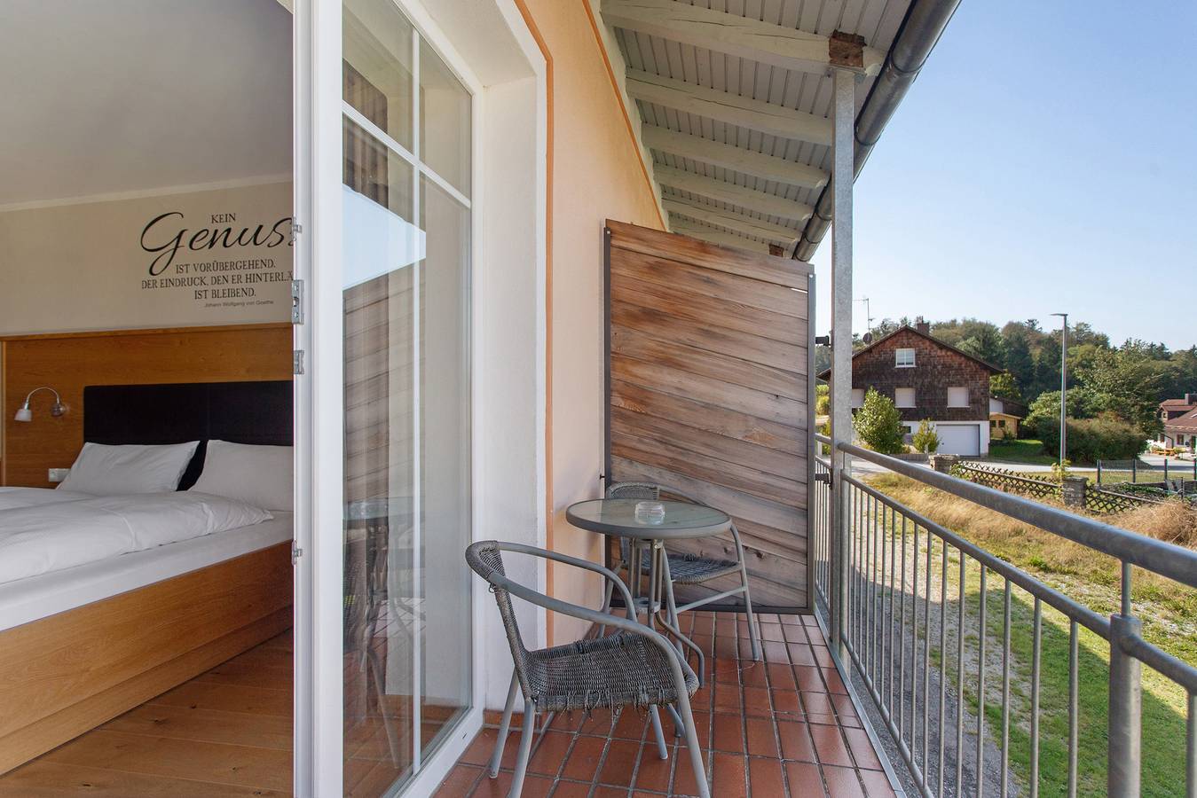 Zimmer 16 - Doppelzimmer Mit Schlafsofa mit Bergblick, Gemeinschaftsterrasse und Wi-Fi in Breitenberg, Ostbayern