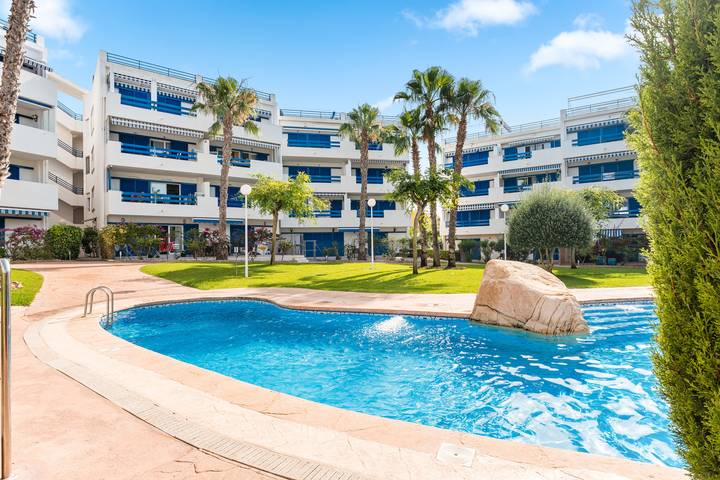 Vakantieappartement voor 4 personen, with balkon and kinderzwembad as well as tuin in Orihuela Costa