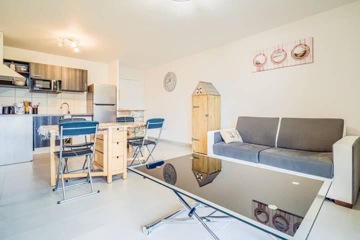Apartamento entero, Séjour paisible avec terrasse & proche mer in Port-Louis, Côte des Mégalithes