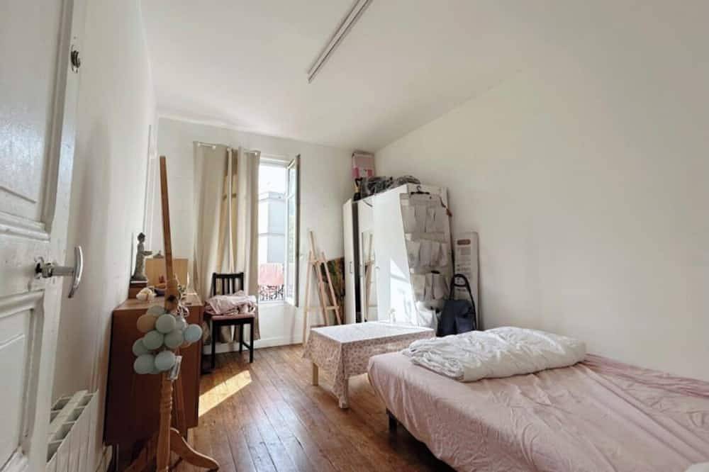 Entire apartment, Big room next to train B, 15 minutes go to center ville in Cachan, Val-de-Marne