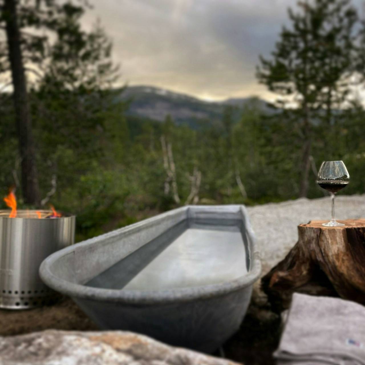 Hütte auf Hallbjønnsekken mit Blick auf Spafjell in Tokke