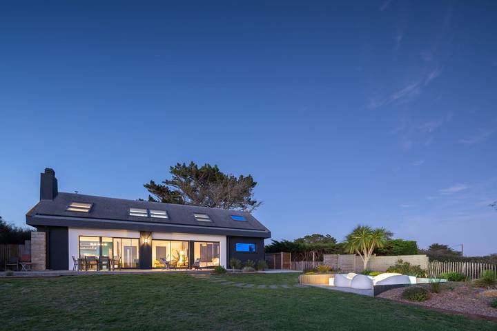 Location de vacances pour 8 personnes, avec terrasse et jardin à Kerlouan