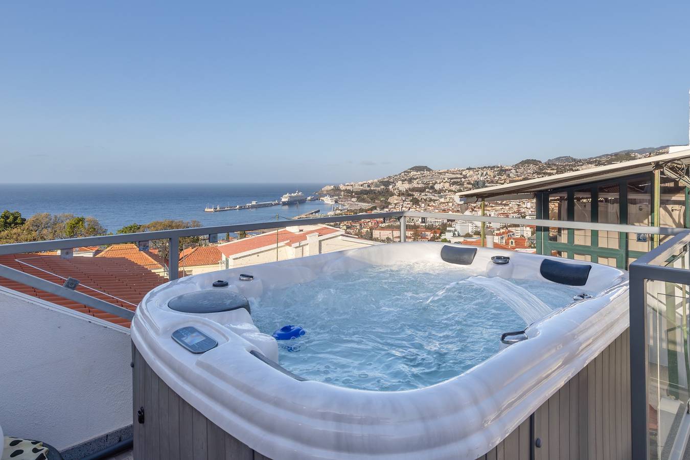 Bienvenue dans votre maison loin de chez vous avec vue sur la mer ! in Lazareto, Funchal (Santa Maria Maior)