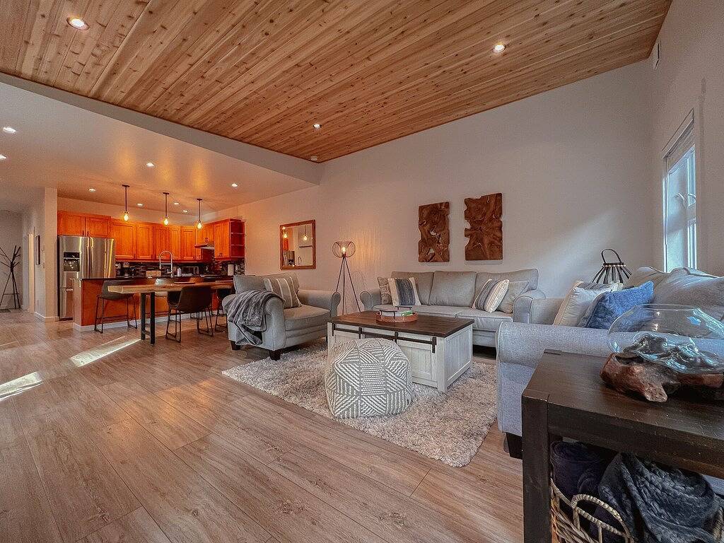 Tofino Escape-Hot Tub, in Town , Marina, Pet, Bbq in Tofino, Alberni-Clayoquot Regional District