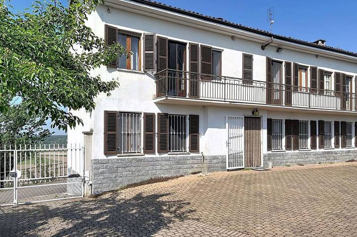 Caratteristica villa indipendente con piscina privata, WIFI, TV, patio e animali ammessi in Rocca d'Arazzo, Provincia d'Asti