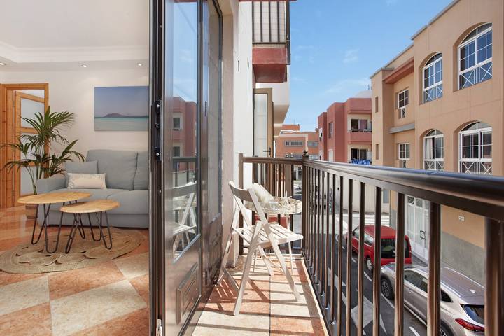 Entire apartment, Vacation Apartment 'Casa Mariposa' with Private Terrace and Wi-Fi in Puerto de Corralejo, La Oliva