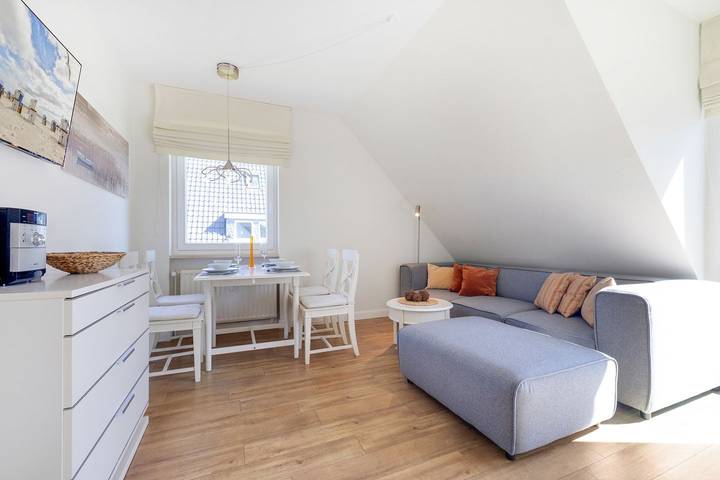 Ganze Wohnung, Drei Raum Appartement im Obergeschoss und Dachgeschoss mit ca. 65m² Nutzfläche. in Wenningstedt, Sylt