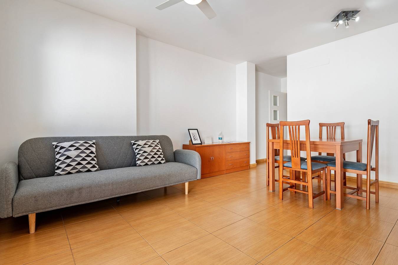 Apartamento entero, Apartamento 'Dorada 1-3' con piscina compartida, terraza privada y Wi-Fi in Calafell, Costa Dorada