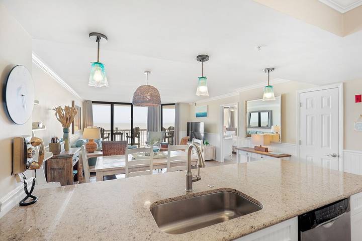 Vacation rental for 8 people, with pool and balcony in Folly Beach