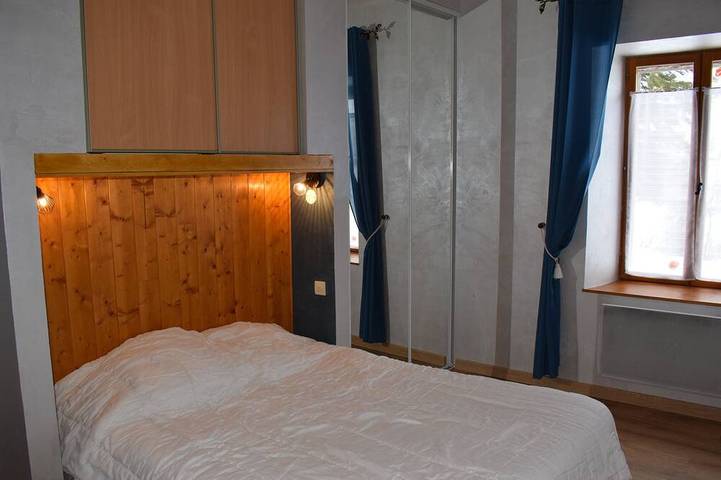 Gîte pour 6 personnes, avec jardin et terrasse, animaux acceptés à Saint-Sauves-d'Auvergne - 4