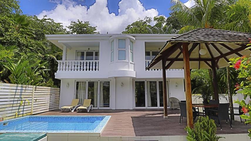 Location de vacances pour 4 personnes, avec jardin et piscine dans Beau Vallon - 3