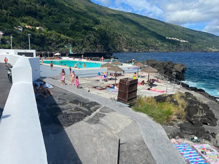 Casa de férias para 3 pessoas, com piscina e vista e ainda jardim na Ilha do Pico