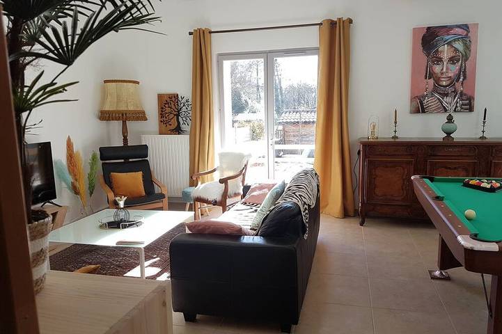 Location de vacances pour 8 personnes, avec Terrasse ainsi que Jardin et Piscine à Ars-sur-Formans