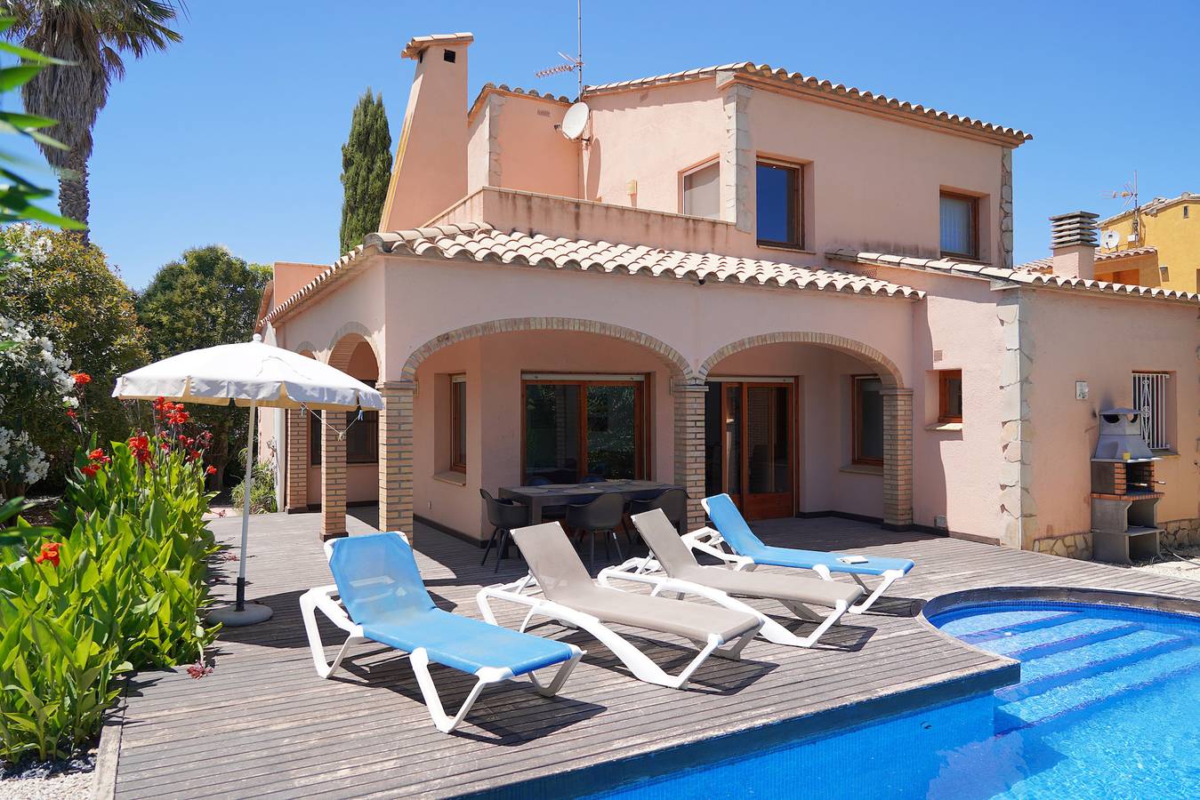Fantastische Villa in der Nähe des Sandstrandes Sant Pere Pescador in Sant Pere Pescador, Oberampurien
