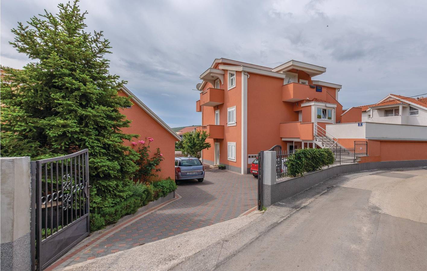 Ganze Ferienwohnung, Modernes 1-Zimmer-Apartment mit Pool, WLAN, Terrasse und Parkplatz in Plano (Kroatische Adria), Split-Dalmatien