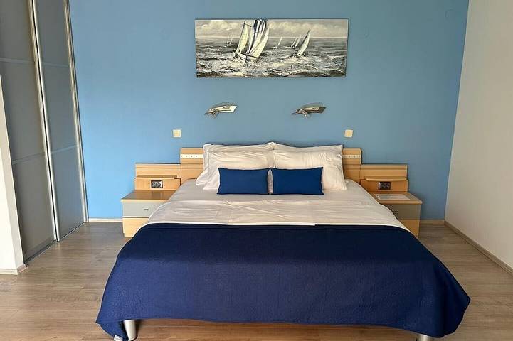 Ganze Wohnung, Apartment Poljana 1, für 3 Personen, in Mali Lošinj in der Gegend von Poljana. Es besteht aus einem Schlafzimmer, einer ausgestatteten Küche, einem Badezimmer mit Dusche und einer Terrasse. Zur Wohnung gehört auch ein Parkplatz vor dem Haus. in Mali Lošinj, Cunski