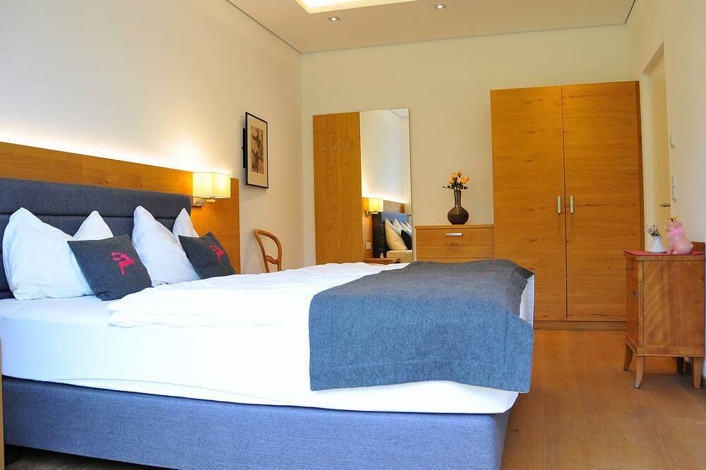 Ganze Wohnung, Ruhige Ferienwohnung mit Garten in Privatvilla in Marling, Ortleralpen