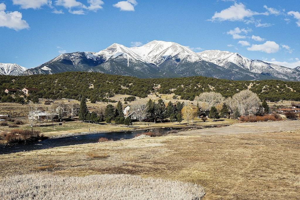 Privater Zugang zum Fluss, Whirlpool, Deck / Grill, Freistehendes Gästehaus, Chiminea, Wlan in Chaffee County
