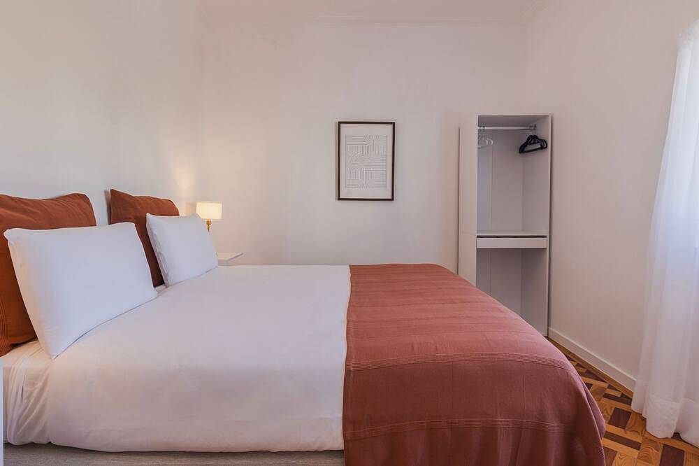 Entire apartment, Stunning 3Bdr Flat w/ Balcony & Ac by Lovelystay in Cascais e Estoril, Costa de Lisboa