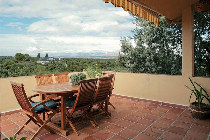 Alojamiento y desayuno para 3 personas, con vistas además de jardín y piscina en San Sebastián de los Reyes