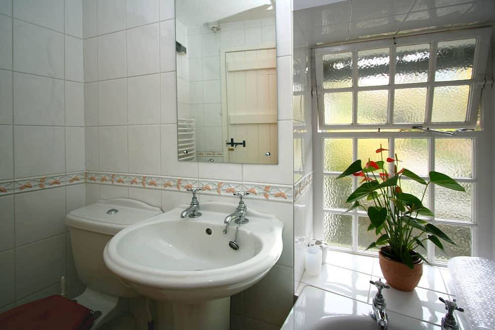Bryony Cottage, private parking, wifi, sleeps 3, tranquil central location in Ambleside, Lake District