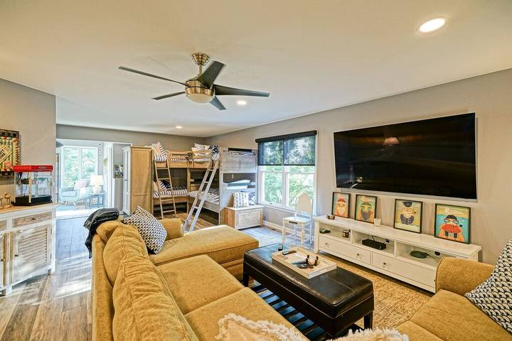 Beach rental for 12 people, with yard and hot tub in Delaware