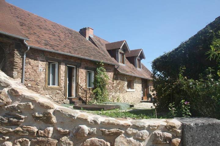 Chambre d’hôte pour 3 personnes, avec Terrasse et Jardin ainsi que Piscine et Vue