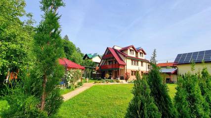 Location de vacances pour 12 personnes, avec vue sur le lac ainsi que vue et jardin à Brașov
