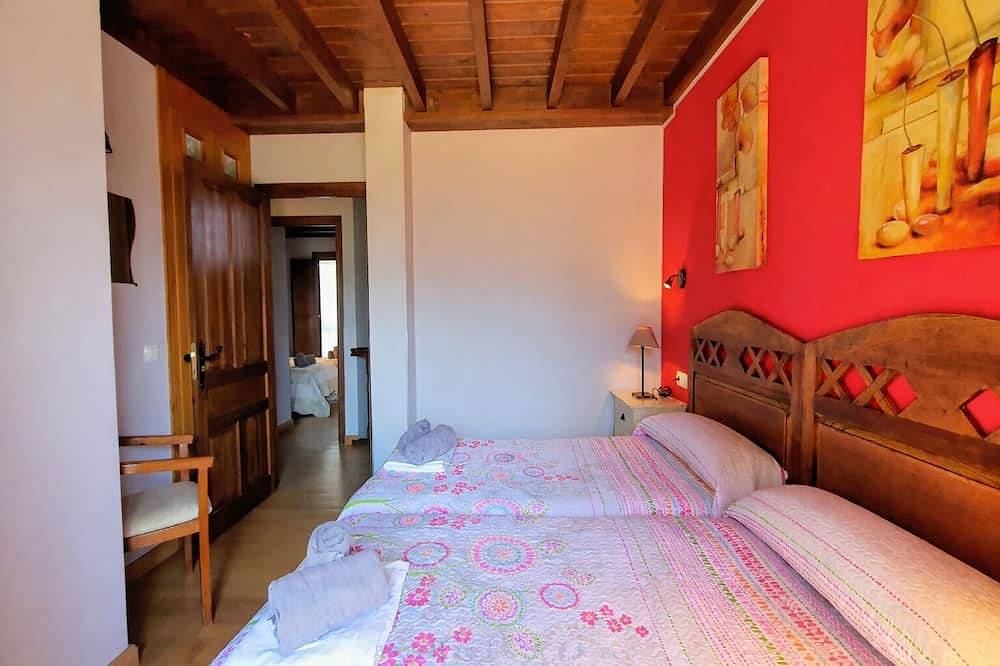 Villa Porrua 2 – Jardín con Barbacoa y chimenea in Llanes, Costa Verde