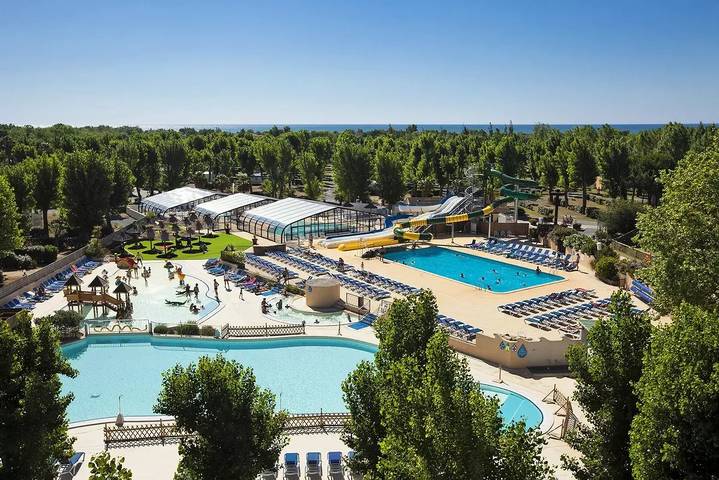 Camping pour 4 personnes, avec Terrasse ainsi que Piscine et Sauna