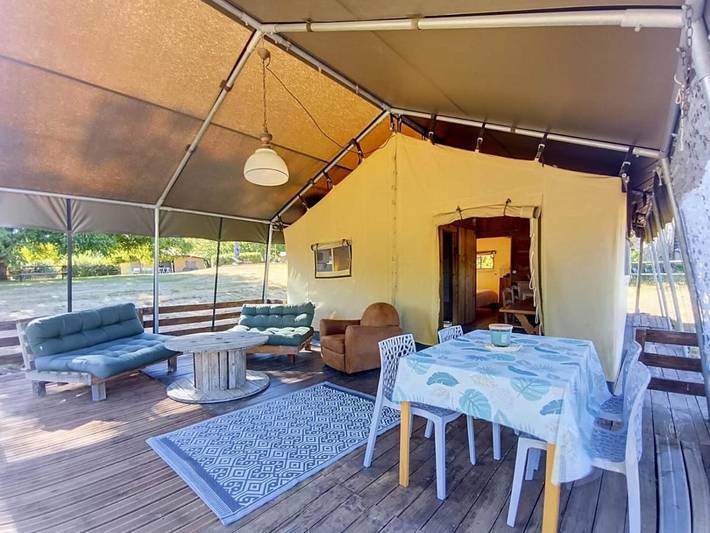 Location de vacances pour 4 personnes, avec Terrasse et Piscine à Vigeois