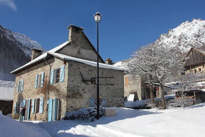 Gîte pour 6 personnes, avec jardin à Champoléon