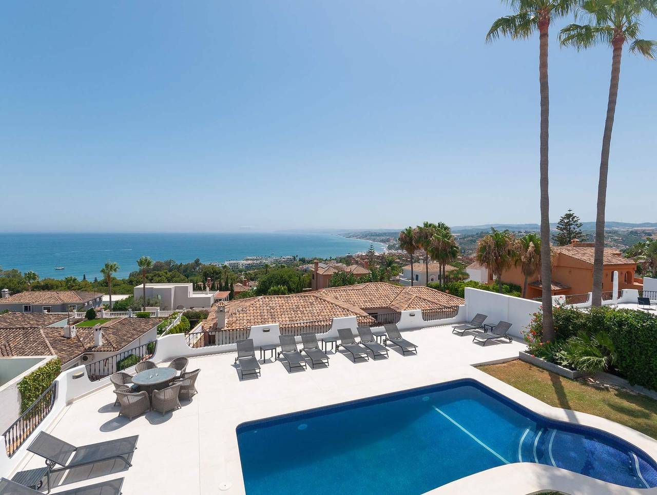 09 - 5 Bed Luxury Villa walking distance to the be in Urbanización Puerto Estepona (Seghers), Estepona