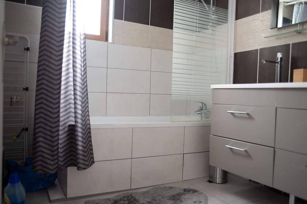 Entire apartment, Appartement Design Proche Centre Ville in Saint-Étienne, Pilat Regional Nature Park