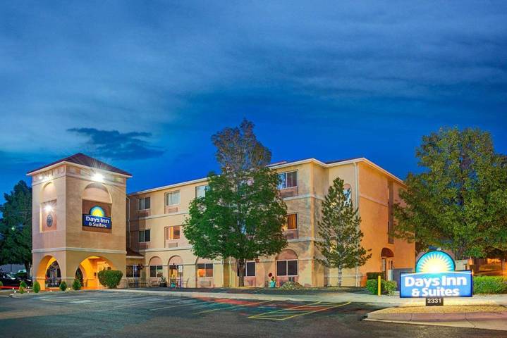 Apartamento para 5 personas, con jacuzzi además de piscina y jardín, Se admiten mascotas en Albuquerque