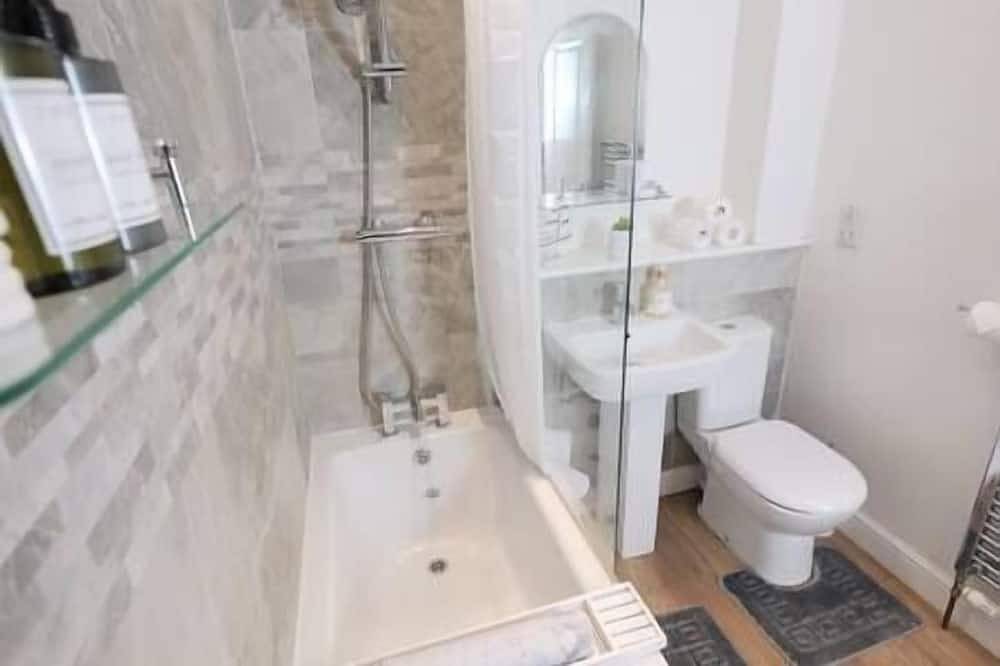 Central Getaway House with Parking, Wi-Fi & Garden in Stafford, Staffordshire