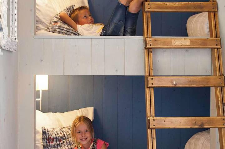 Have a unique experience in the Boerderijkamer with private outdoor hot tub , breathtaking views and comfortable amenities. Enjoy a carefree stay with fresh rolls and delicious coffee every day and explore the surrounding area, the beach, Callantsoog in Mar del Norte Holanda