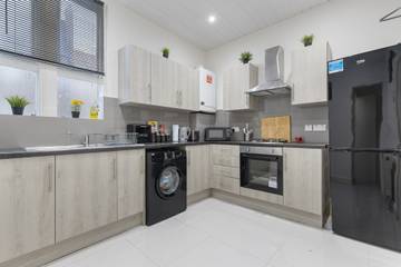 Vacation Rental for 10 Guests in Downtown, London, Picture 4