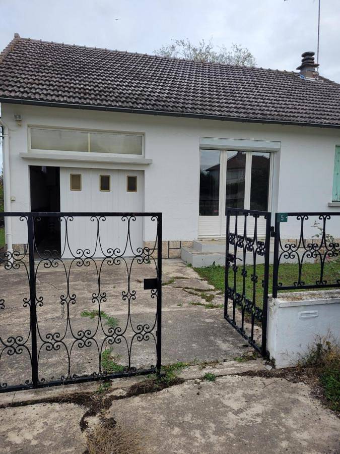 One-Bedroom House in Le Veurdre, Allier
