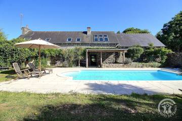 Gîte pour 7 personnes, avec terrasse ainsi que piscine et jardin, animaux acceptés à Plérin