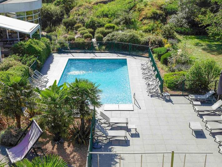 Hôtel pour 4 personnes, avec Jacuzzi et Terrasse ainsi que Jardin et Piscine